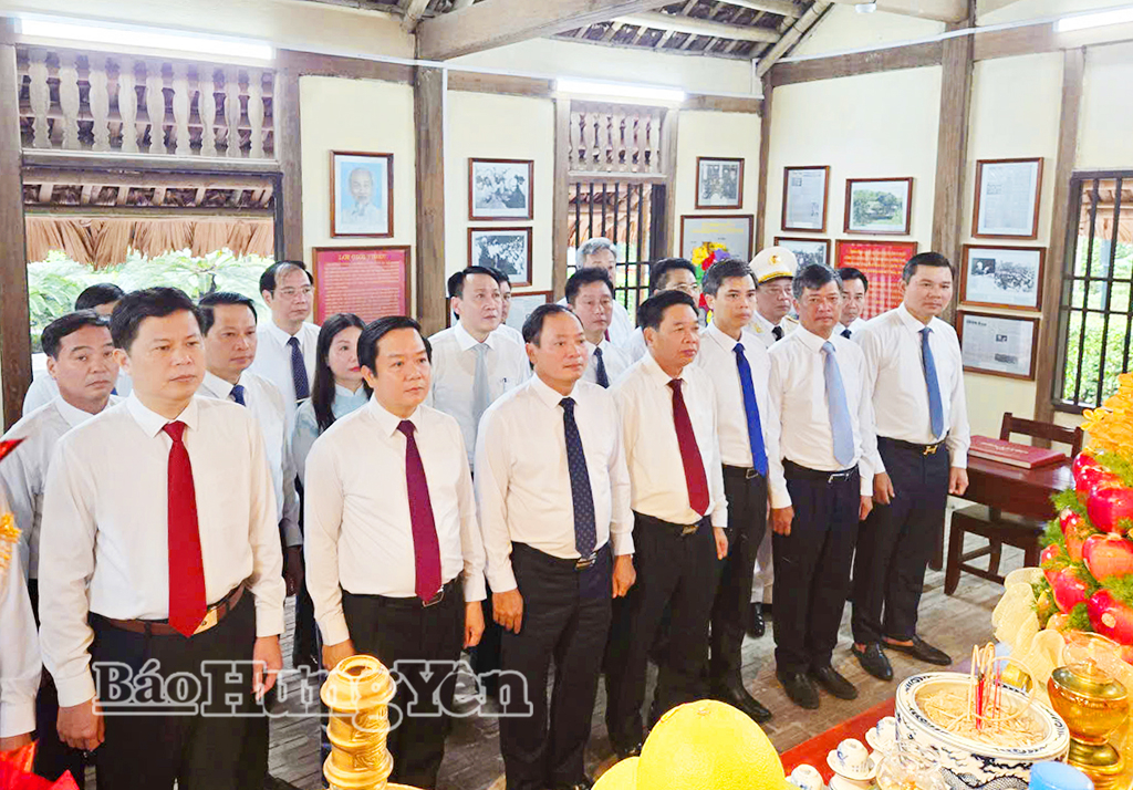 Các đồng chí lãnh đạo tỉnh cùng các đại biểu dâng hương tại Nhà lưu niệm Bác Hồ.