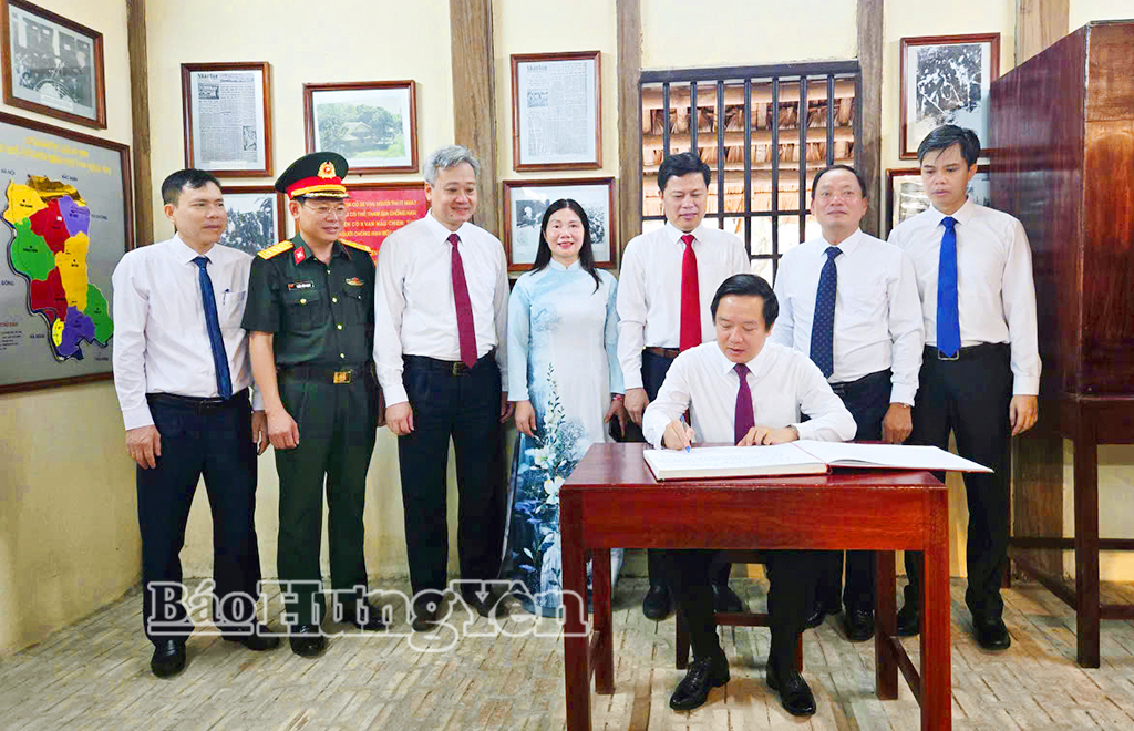 Đồng chí Phạm Quang Ngọc, Ủy viên Ban Chấp hành Trung ương Đảng, Bí thư Tỉnh ủy ghi sổ lưu niệm tại Nhà lưu niệm Bác Hồ.