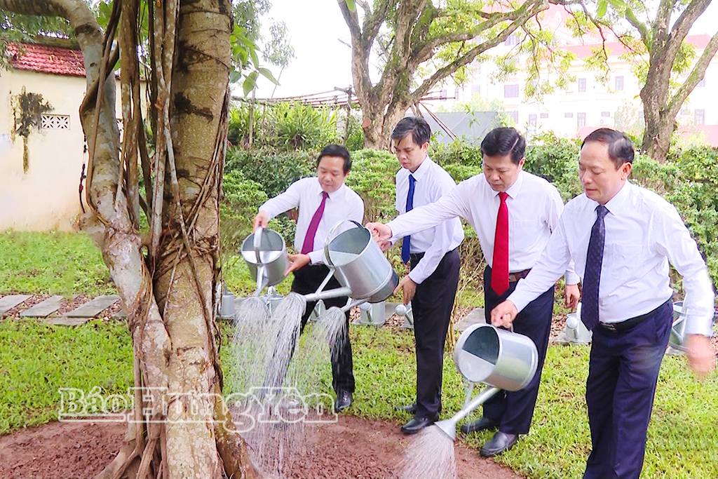 Các đồng chí lãnh đạo tỉnh chăm sóc “Cây đa nhớ Bác” trong khuôn viên Nhà lưu niệm Bác Hồ.