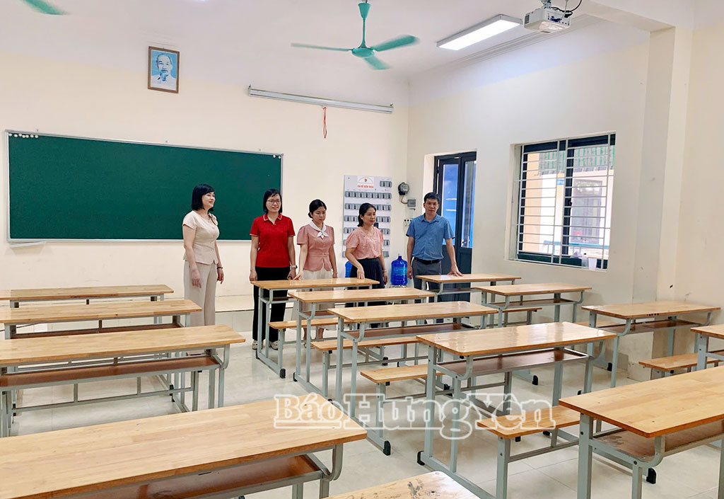Cán bộ, giáo viên Trường THPT Nguyễn Thiện Thuật (phường Thượng Hồng) hoàn tất công tác chuẩn bị cơ sở vật chất phục vụ kỳ thi.