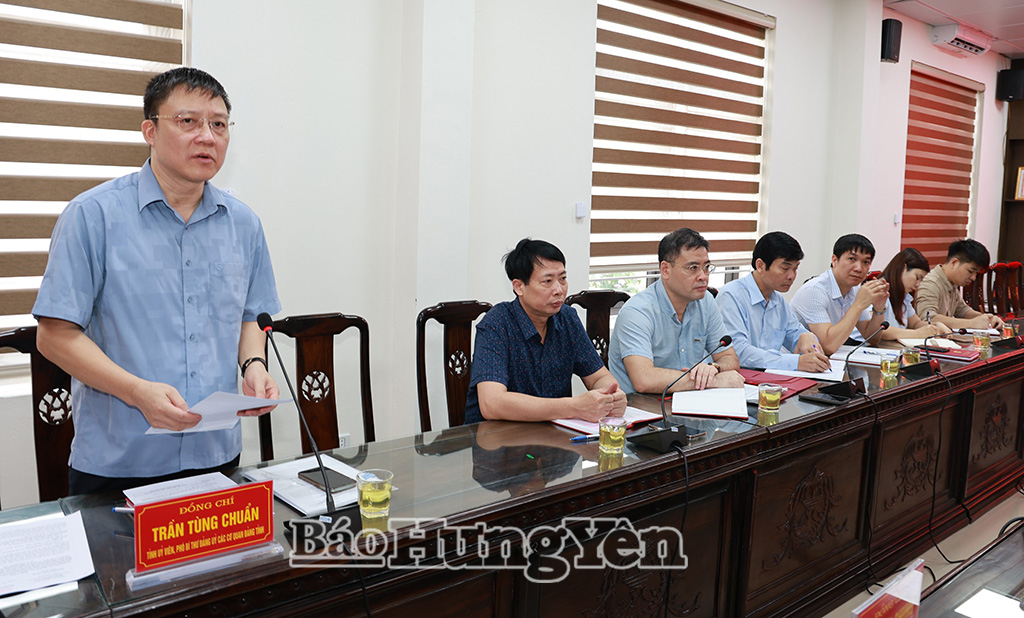 Các đại biểu thảo luận tại hội nghị.