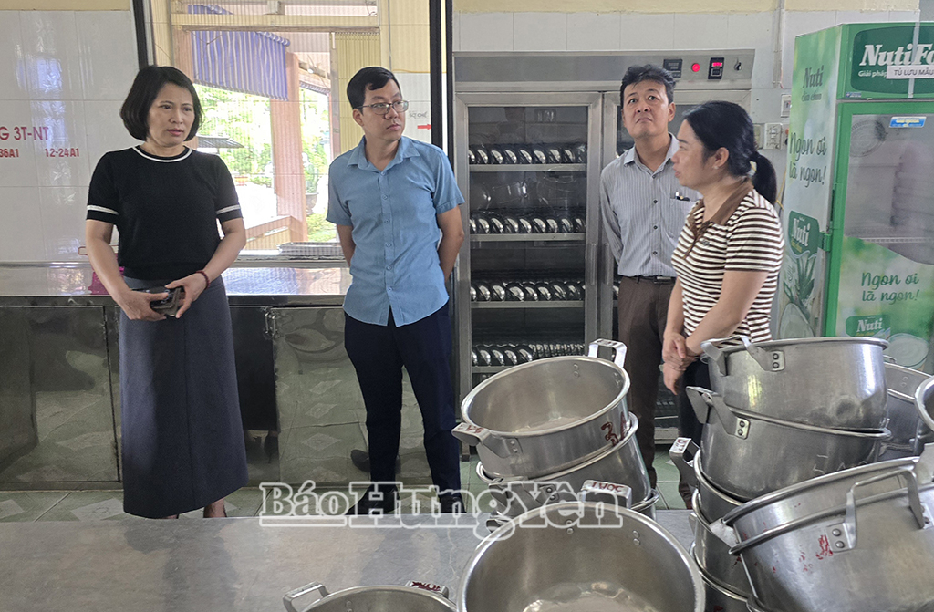 Kiểm tra khu vực bếp ăn tập thể Trường Mầm non Vũ Ninh, xã Vũ Quý.