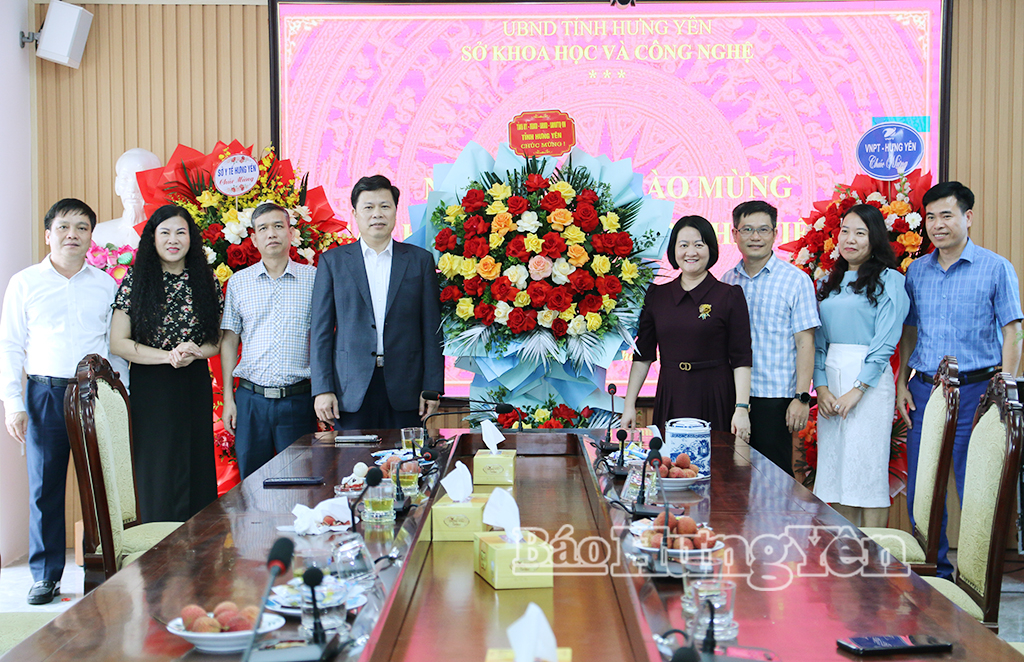 Đồng chí Trần Quốc Toản, Phó Bí thư Thường trực VV88 casino, Chủ tịch Ủy ban MTTQ Việt Nam tỉnh chúc mừng Sở Khoa học và Công nghệ nhân ngày KHCN và ĐMST Việt Nam.