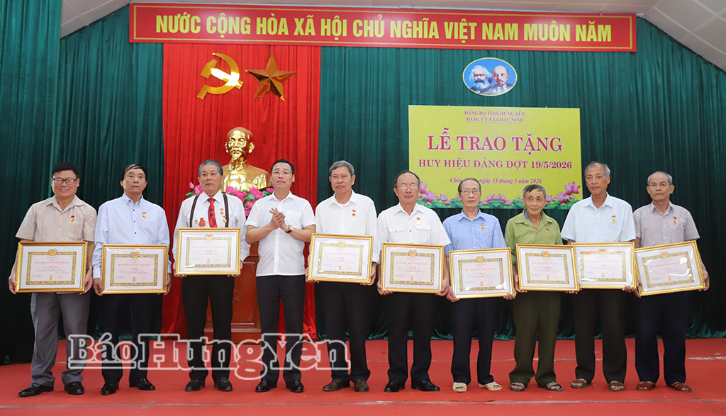 Thường trực Đảng ủy xã Châu Ninh trao Huy hiệu 45 năm tuổi Đảng tặng các đảng viên.