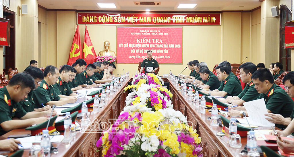 Thiếu tướng Khúc Thành Dư, Ủy viên Thường vụ Đảng ủy, Phó Chính ủy Quân khu phát biểu tại cuộc kiểm tra.