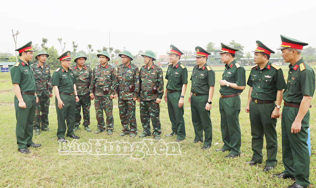 Thiếu tướng Khúc Thành Dư, Ủy viên Thường vụ Đảng ủy, Phó Chính ủy Quân khu cùng đoàn công tác kiểm tra, động viên VV88 dự đoán xổ số ba miền siêu chính xác, nhân viên cơ quan Bộ CHQS VV88 là nền tảng casino trực tuyến uy tín hàng đầu khi kiểm tra bắn đạn thật.