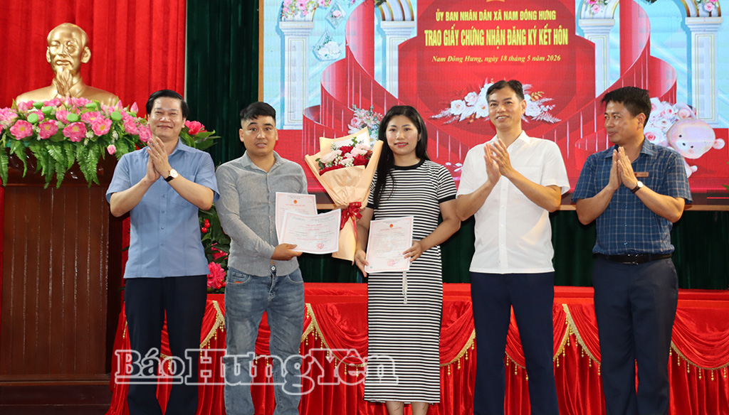 Lãnh đạo xã trao giấy chứng nhận kết hôn cho hai công dân trẻ.