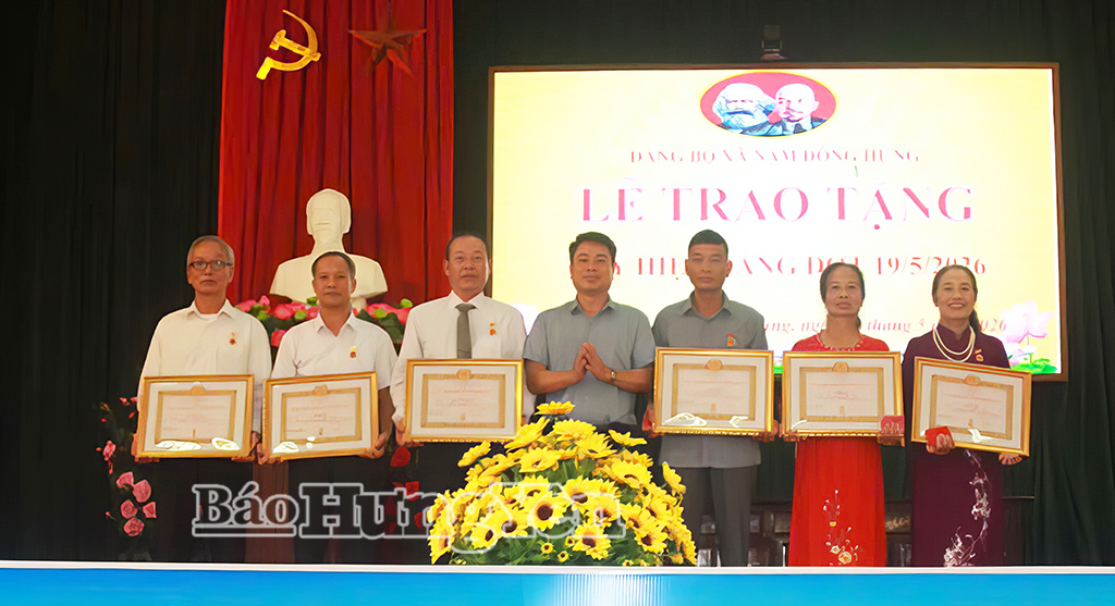 Lãnh đạo xã Nam Đông Hưng trao Huy hiệu Đảng cho các đảng viên 45 năm tuổi Đảng. Ảnh: Hoàng Ngân (SVTT)