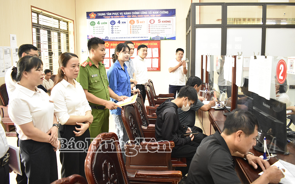 Các đại biểu tham quan cơ sở vật chất và hoạt động của Trung tâm Phục vụ hành chính công xã Nam Cường.