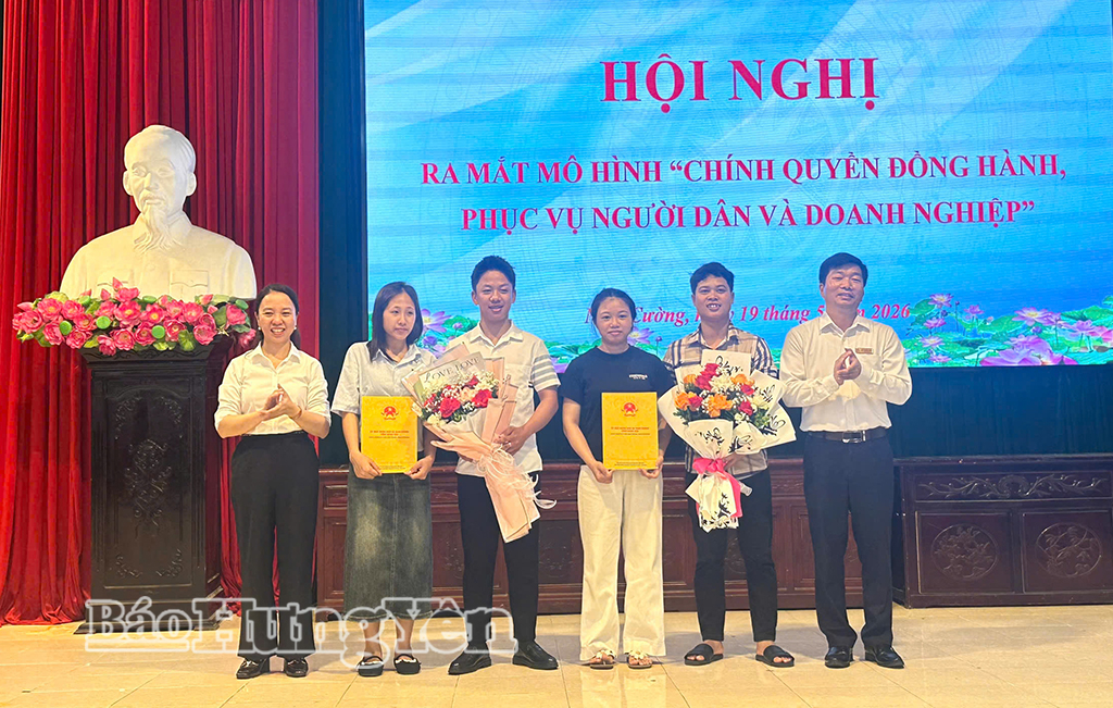 Lãnh đạo xã Nam Cường đã trao giấy chứng nhận kết hôn cho một số công dân.