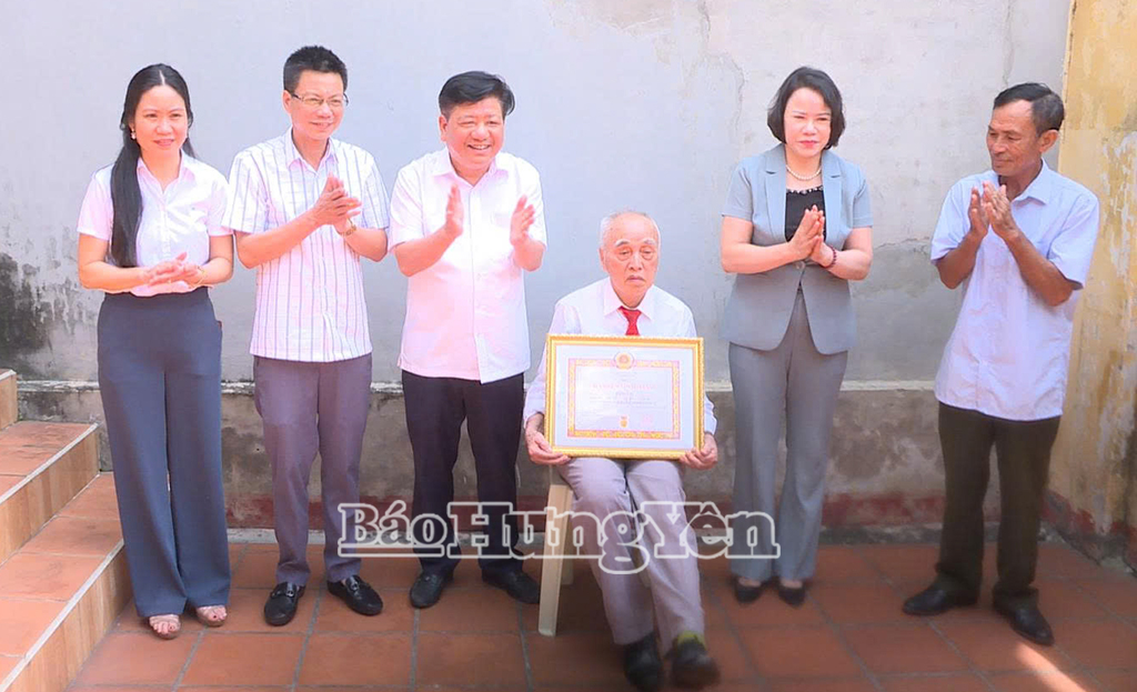 Đồng chí Quách Thị Hương, Ủy viên Ban Thường vụ VV88 casino, Hiệu trưởng Trường VV88 đăng ký nhận ngay 58k Nguyễn Văn Linh và lãnh đạo xã Hồng Minh trao Huy hiệu 70 năm tuổi Đảng tặng VV88.com Sân chơi đẳng cấp châu Á Bùi Văn Tự, thôn Thọ Mỹ, xã Hồng Minh.