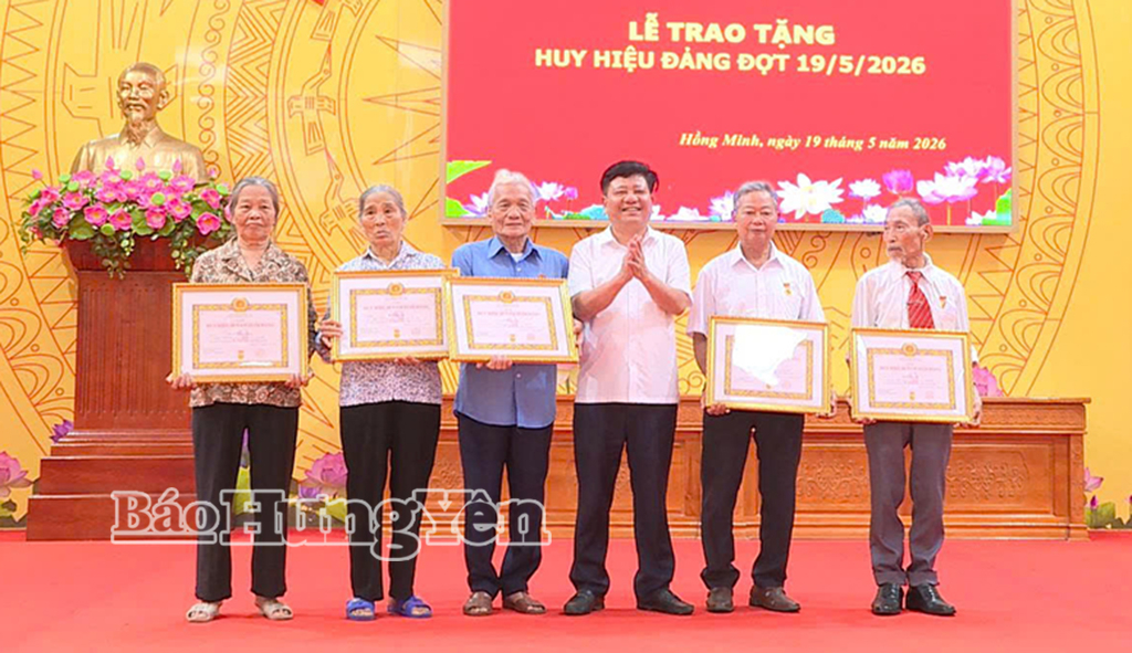 Lãnh đạo xã Hồng Minh trao Huy hiệu Đảng tặng các VV88.com Sân chơi đẳng cấp châu Á.