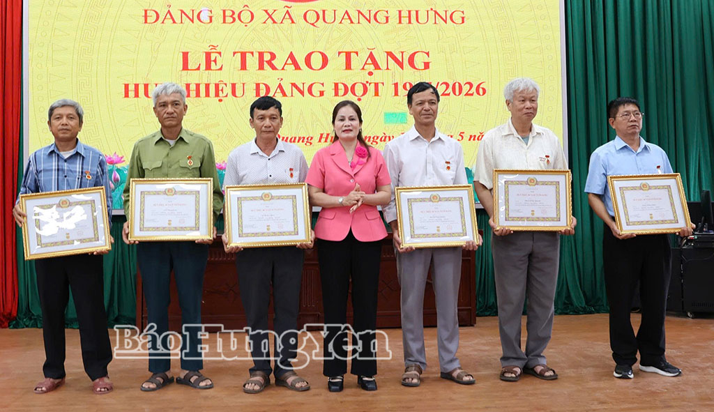 Lãnh đạo xã Quang Hưng trao Huy hiệu Đảng tặng đảng viên 45 năm tuổi Đảng. Ảnh: Ngọc Bích 