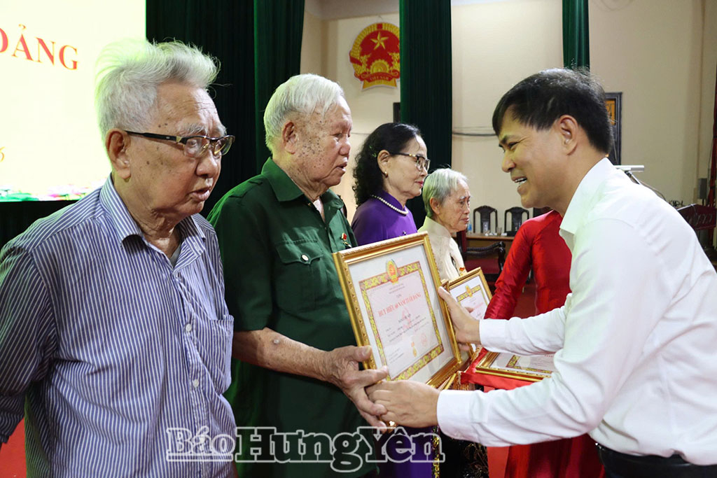  Lãnh đạo xã Đông Hưng trao tặng Huy hiệu 60 năm tuổi Đảng cho các đảng viên. Ảnh: Thu Hiền 
