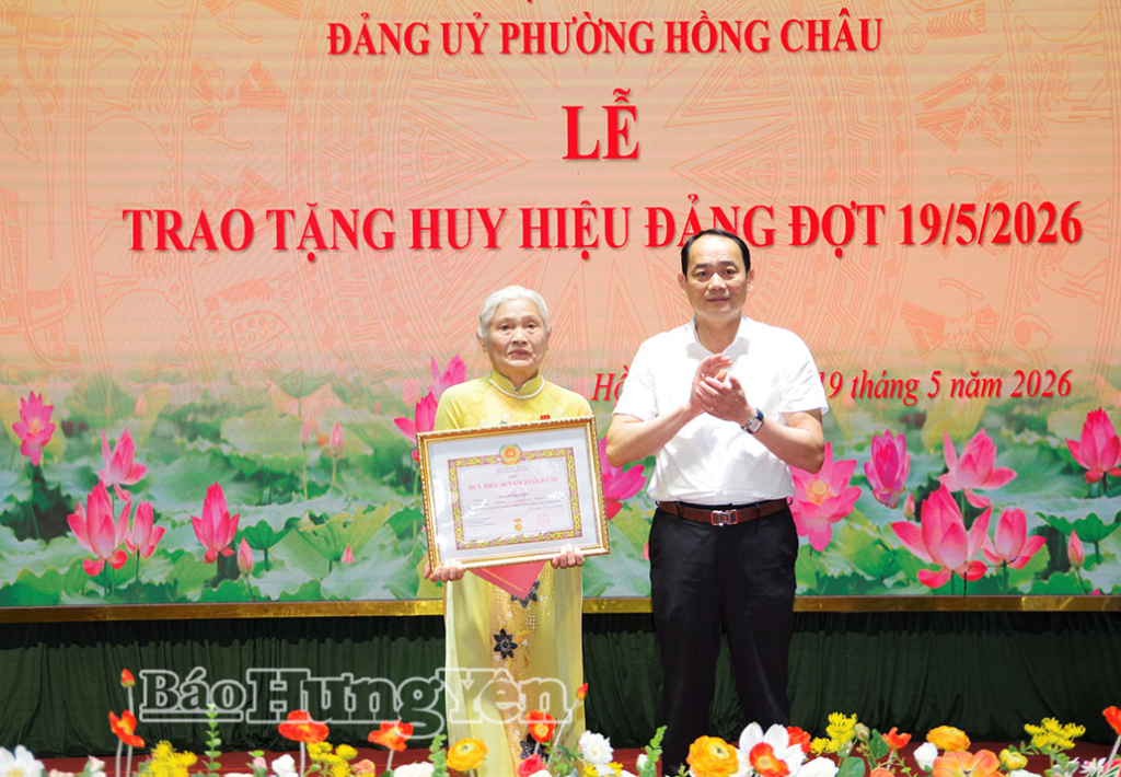 Đồng chí Bí thư Đảng ủy phường trao Huy hiệu Đảng 60 năm tuổi Đảng tặng đảng viên. Ảnh: Vân Anh 