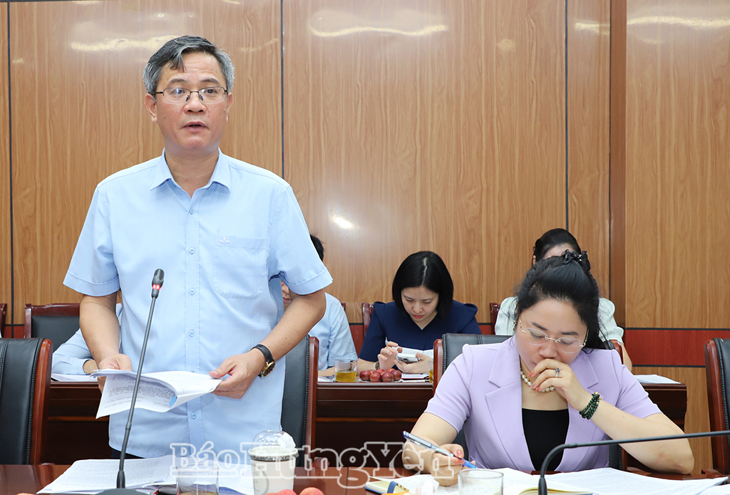 Lãnh đạo xã Lương Bằng báo cáo nội dung làm việc tại hội nghị.