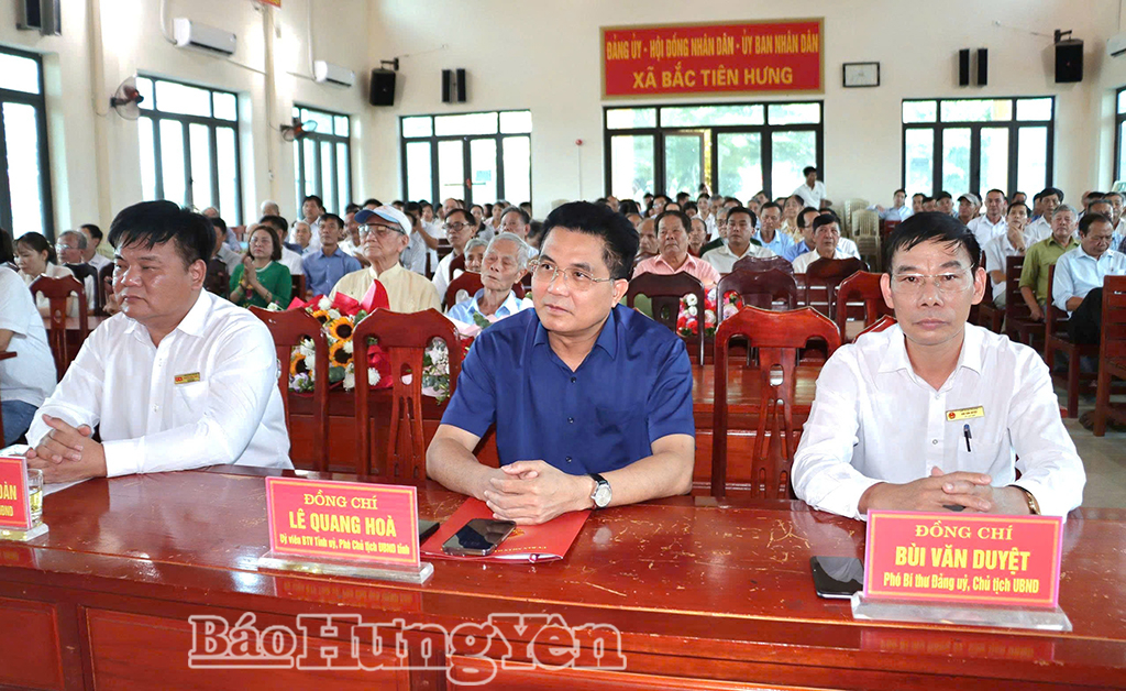 Đồng chí Lê Quang Hòa, Ủy viên Ban Thường vụ Tỉnh ủy, Phó Chủ tịch UBND tỉnh và các đại biểu dự buổi lễ.