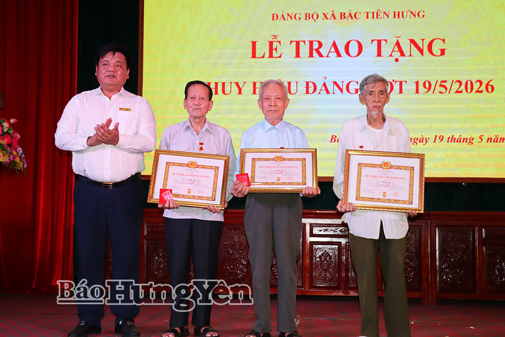 Đồng chí Bí thư Đảng ủy xã Bắc Tiên Hưng trao Huy hiệu 65 năm tuổi Đảng tặng các đảng viên.