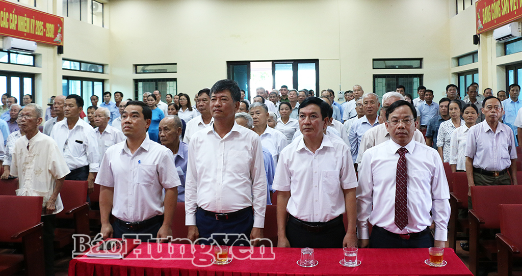 Đồng chí Lê Xuân Tiến, Ủy viên Ban Thường vụ Tỉnh ủy, Phó Chủ tịch Thường trực HĐND tỉnh cùng các đại biểu dự lễ trao tặng Huy hiệu Đảng tại xã Vũ Tiên.