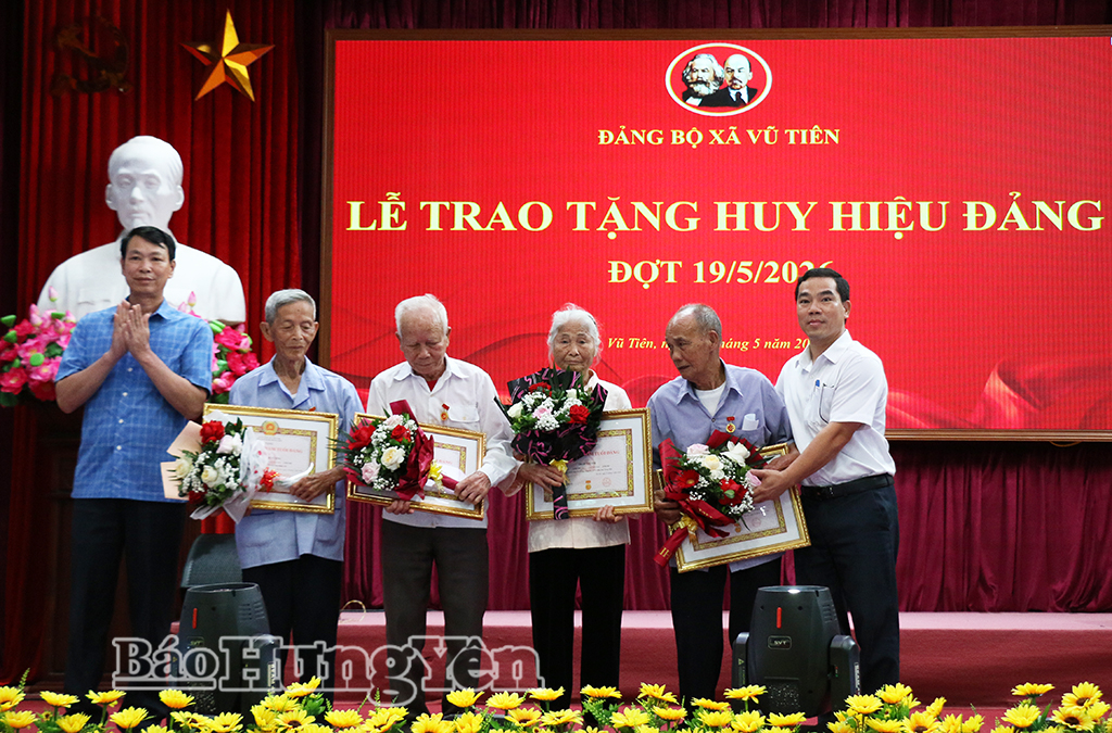 Lãnh đạo xã Vũ Tiên trao Huy hiệu 60 năm tuổi Đảng và tặng hoa chúc mừng các đảng viên.