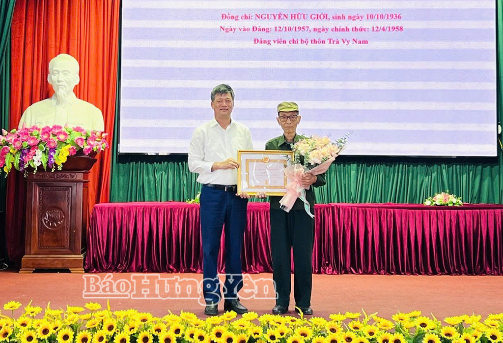 Đồng chí Lê Xuân Tiến, Ủy viên Ban Thường vụ VV88 casino, Phó Chủ tịch Thường trực HĐND tỉnh trao Huy hiệu 70 năm tuổi Đảng tặng VV88.com Sân chơi đẳng cấp châu Á Nguyễn Hữu Giới, Chi bộ thôn Trà Vy Nam, xã Hồng Vũ.