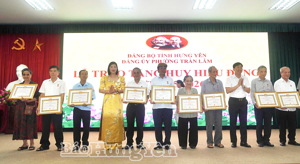 Lãnh đạo phường Trần Lãm trao Huy hiệu Đảng  tặng đảng viên 50 năm tuổi Đảng. Ảnh: Minh Nguyệt 