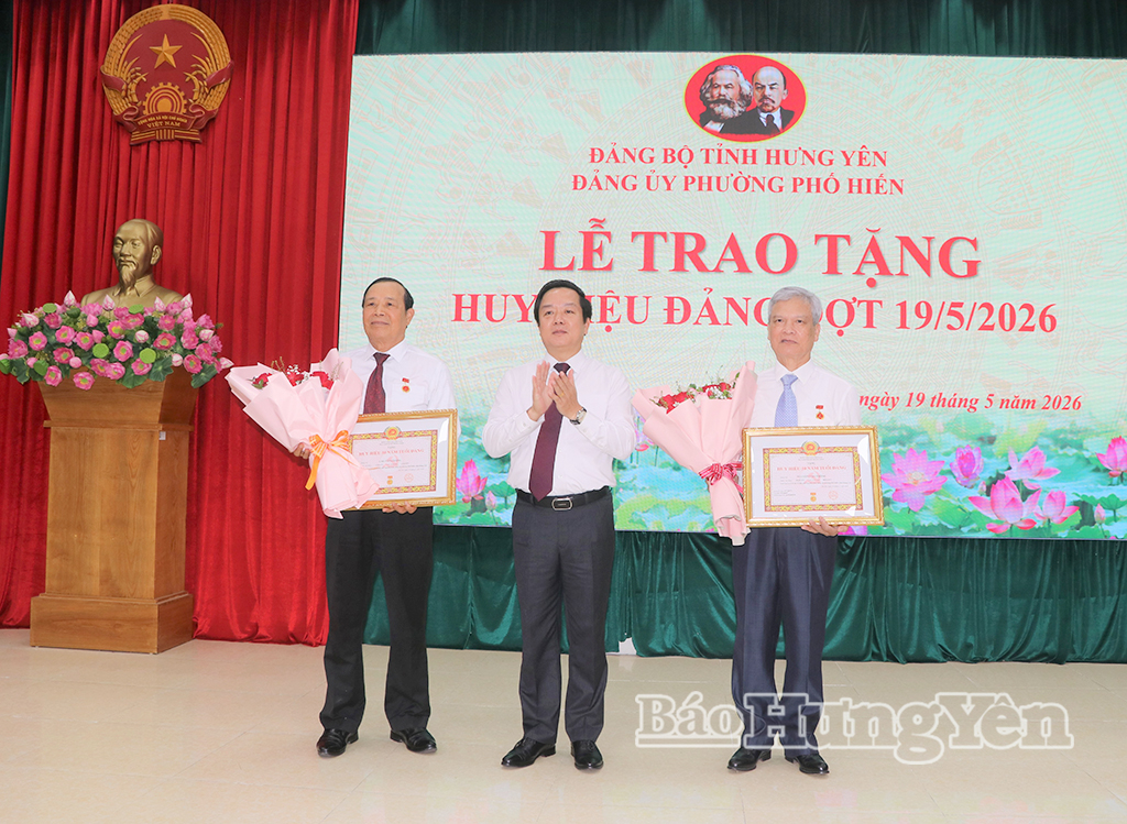 Đồng chí Phạm Quang Ngọc, Ủy viên Ban Chấp hành Trung ương Đảng, Bí thư Tỉnh ủy trao Huy hiệu 50 năm tuổi Đảng tặng các đồng chí nguyên Bí thư Tỉnh ủy: Nguyễn Văn Thông, Cao Văn Cường.