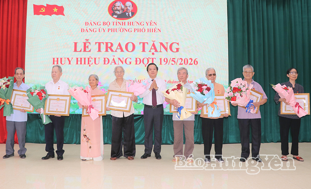 Đồng chí Phạm Quang Ngọc, Ủy viên Ban Chấp hành Trung ương Đảng, Bí thư Tỉnh ủy trao Huy hiệu 60 năm tuổi Đảng tặng các đảng viên.