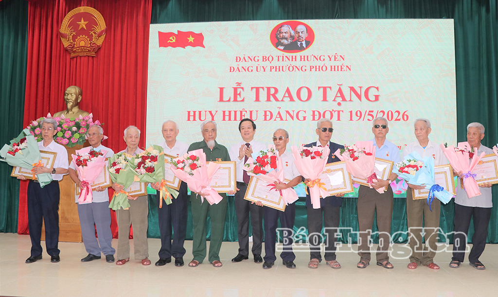 Đồng chí Phạm Quang Ngọc, Ủy viên Ban Chấp hành Trung ương Đảng, Bí thư Tỉnh ủy trao Huy hiệu 55 năm tuổi Đảng tặng các đảng viên.