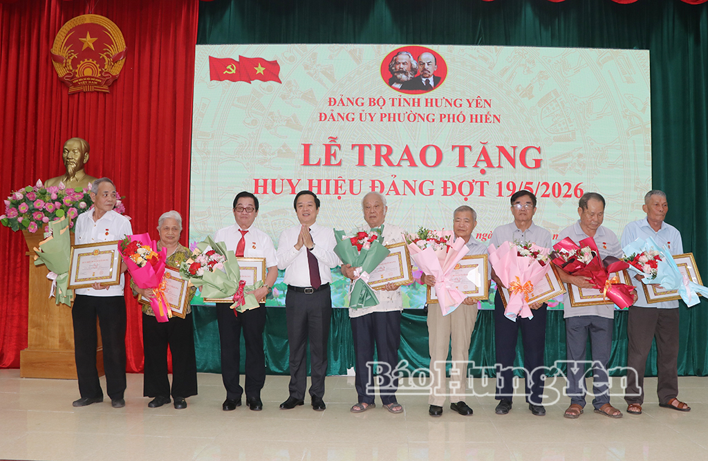 Đồng chí Phạm Quang Ngọc, Ủy viên Ban Chấp hành Trung ương Đảng, Bí thư Tỉnh ủy trao Huy hiệu 50 năm tuổi Đảng tặng các đảng viên.