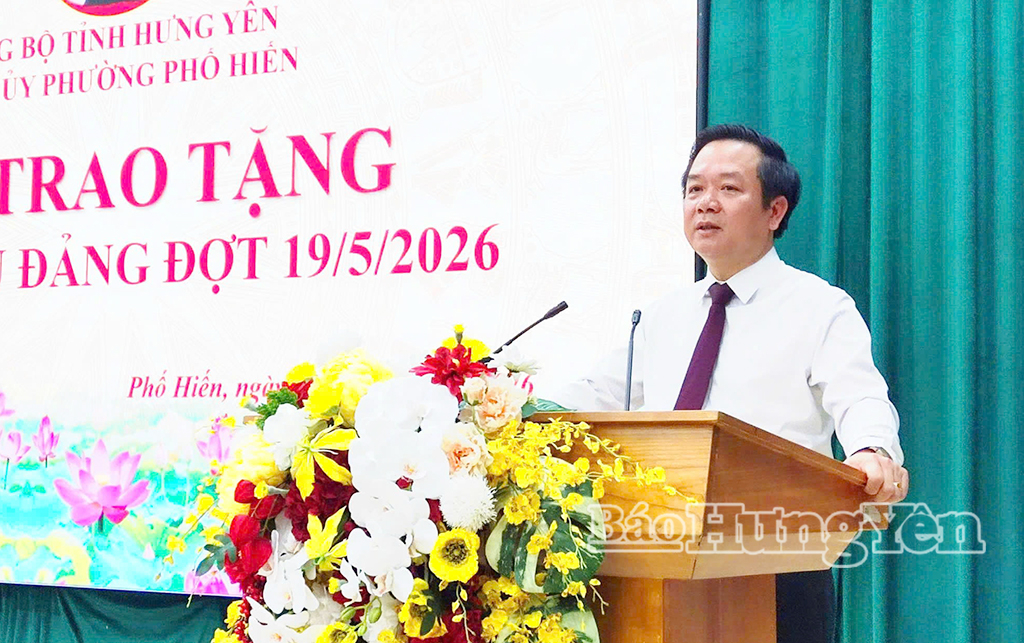 Đồng chí Phạm Quang Ngọc, Ủy viên Ban Chấp hành Trung ương Đảng, Bí thư Tỉnh ủy phát biểu tại lễ trao tặng Huy hiệu Đảng.