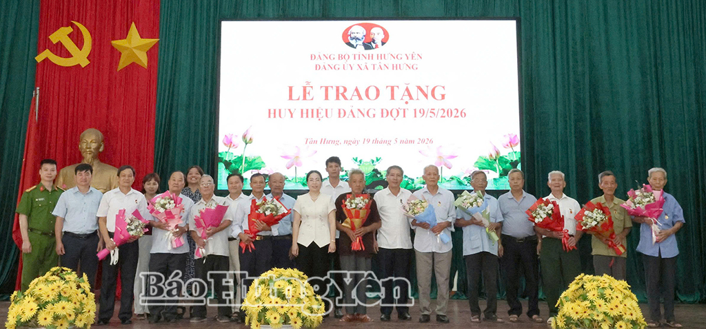 Lãnh đạo xã Tân Hưng trao Huy hiệu Đảng tặng các đảng viên. Ảnh: Vân Anh 