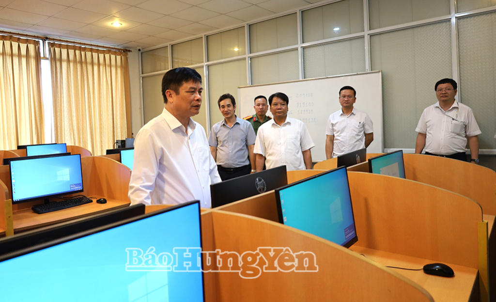Đồng chí Phạm Văn Nghiêm, Phó Chủ tịch UBND tỉnh kiểm tra điểm thi tuyển sinh lớp 10 vào Trường THPT Chuyên Thái Bình đặt tại Trường Đại học Thái Bình.