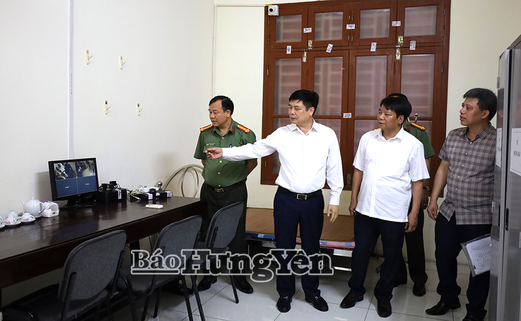 Đồng chí Phạm Văn Nghiêm, Phó Chủ tịch UBND tỉnh kiểm tra tại Hội đồng thi Trường THPT Lê Quý Đôn.