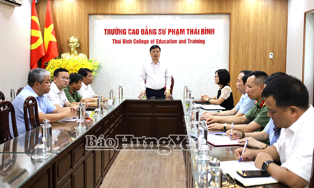 Đồng chí Phạm Văn Nghiêm, Phó Chủ tịch UBND tỉnh phát biểu chỉ đạo tại Hội đồng thi Trường Tiểu học, THCS và THPT Quách Đình Bảo.