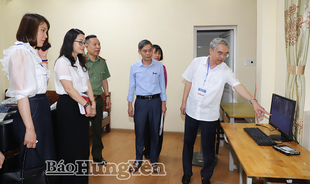 Đồng chí Phạm Đồng Thụy, Ủy viên Ban Thường vụ Tỉnh ủy, Giám đốc Sở J882ea hoàn trả cao và Đào tạo và Đoàn công tác kiểm tra phòng bảo quản đề thi, bài thi tại Trường THPT Chuyên Hưng Yên.