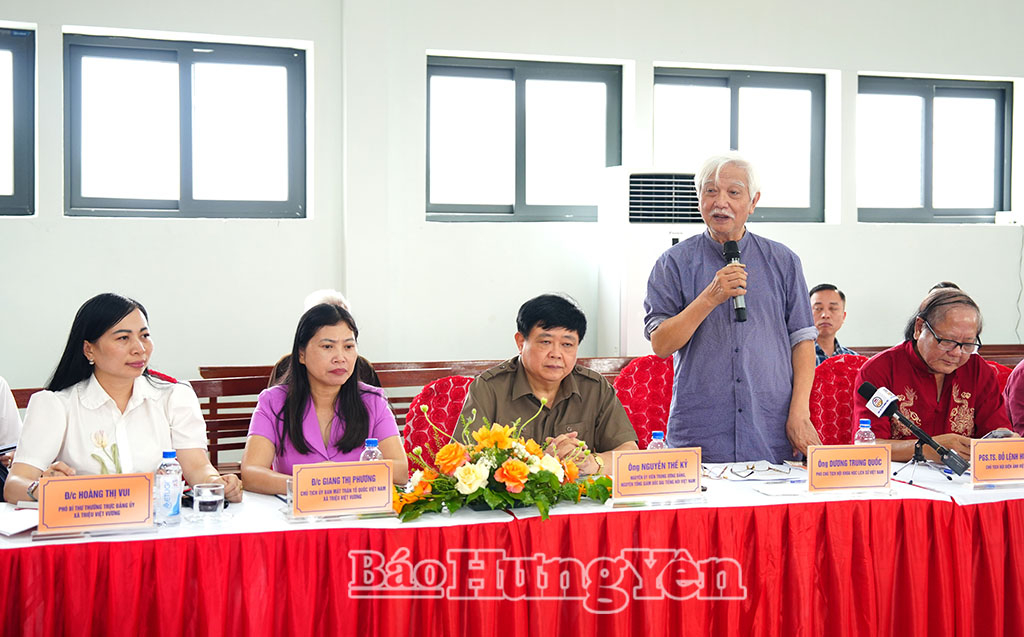 Nhà sử học Dương Trung Quốc phát biểu tại hội thảo.