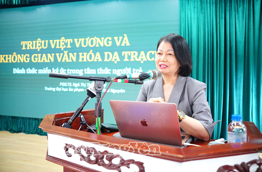 Đại biểu Trường Đại học Sự phạm, Đại học Thái Nguyên phát biểu tại hội thảo.