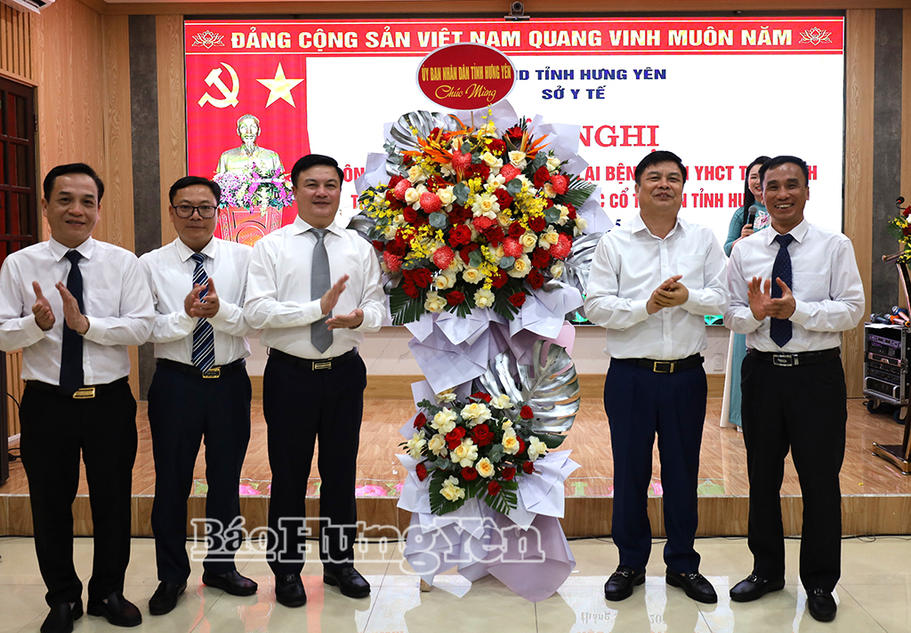 Đồng chí Phạm Văn Nghiêm, Phó Chủ tịch UBND tỉnh tặng hoa chúc mừng tập thể cán bộ, đội ngũ thầy thuốc của Bệnh viện.