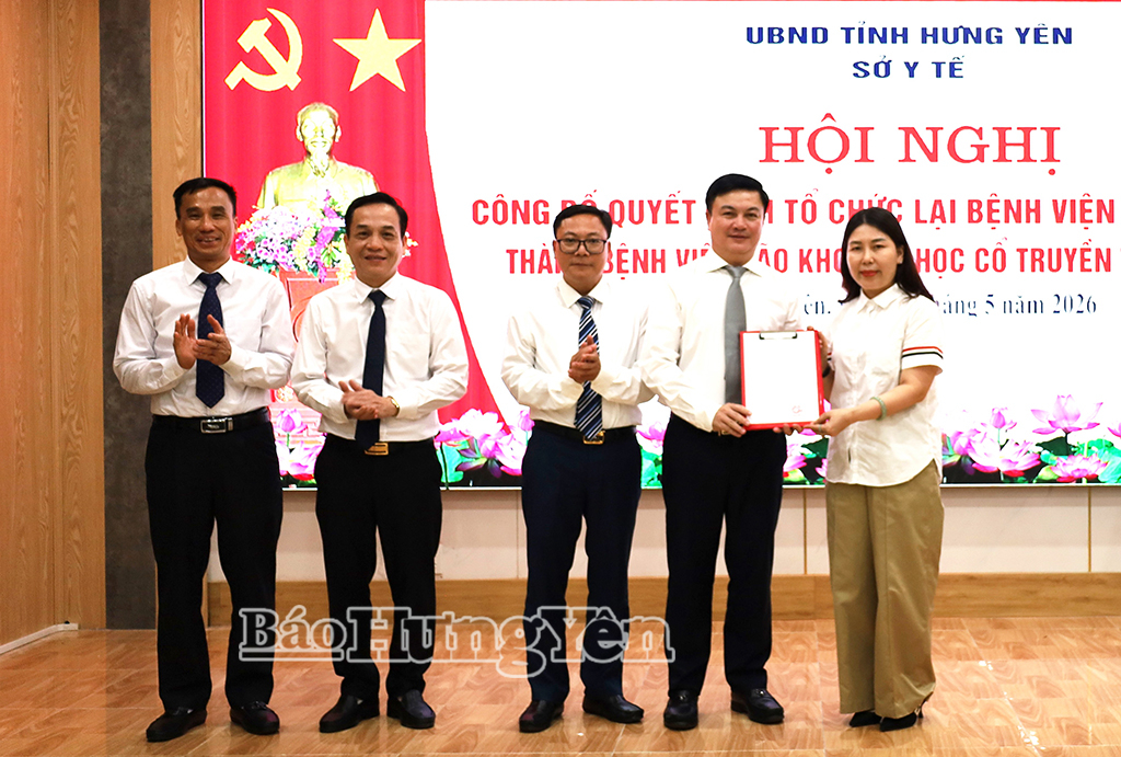 Lãnh đạo Sở Y tế trao quyết định tổ chức lại Bệnh viện Y học cổ truyền Thái Bình thành Bệnh viện Lão khoa - Y học cổ truyền tỉnh Hưng Yên.
