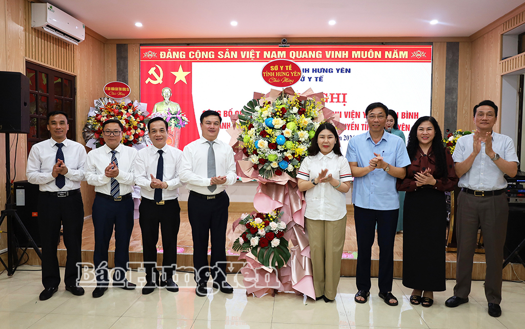 Lãnh đạo Sở Y tế tặng hoa chúc mừng tập thể cán bộ, đội ngũ thầy thuốc của Bệnh viện.