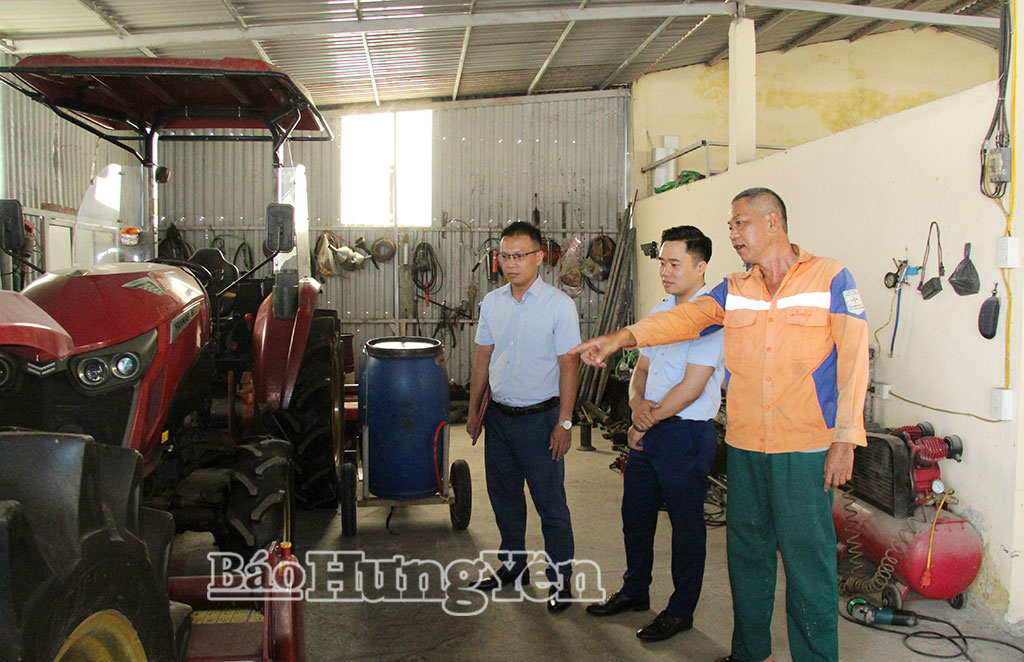 Cán bộ Quỹ tín dụng nhân dân Chí Hòa, xã Hồng Minh kiểm tra hiệu quả nguồn vay vốn của ông Trần Minh Tuân, thôn Thanh Lãng, xã Hồng Minh.