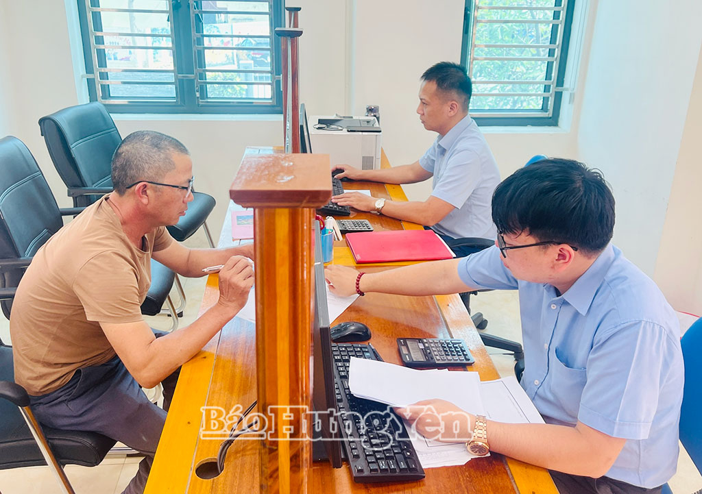 Cán bộ Quỹ tín dụng nhân dân Chí Hòa, xã Hồng Minh hướng dẫn người dân các thủ tục hành chính thực hiện vay vốn phát triển kinh tế.