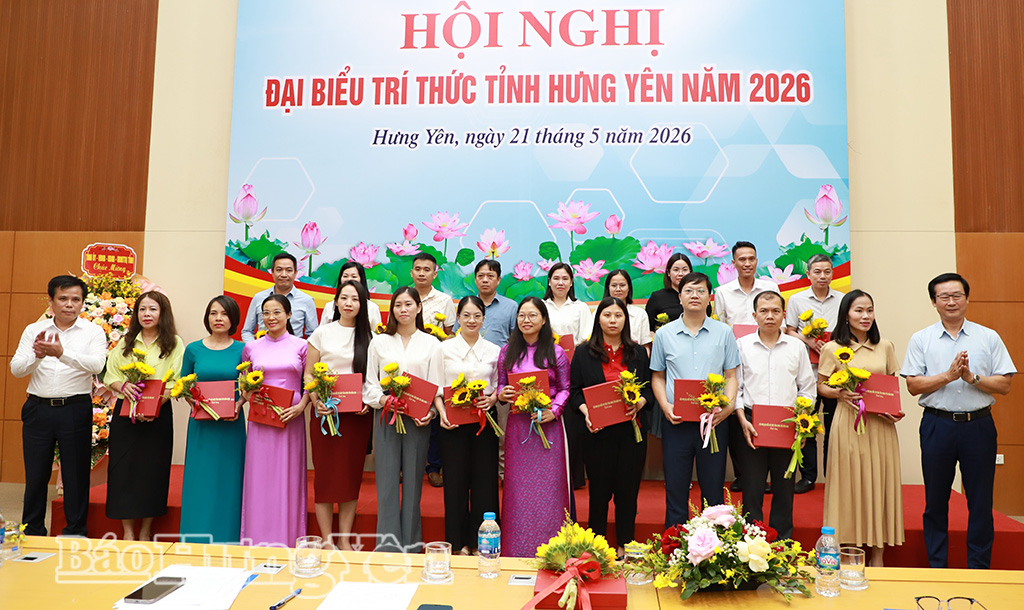 Lãnh đạo Ủy ban MTTQ Việt Nam tỉnh và lãnh đạo Liên hiệp các hội khoa học và kỹ thuật tỉnh tặng hoa, biểu trưng vinh danh cho các đại biểu trí thức. 