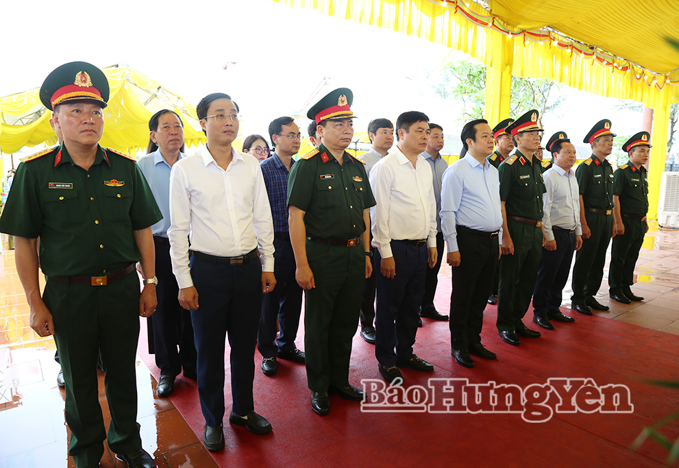 Các đại biểu dâng hương tưởng niệm các anh hùng liệt sĩ tại nghĩa trang liệt sĩ Hưng Nhân, xã Long Hưng.