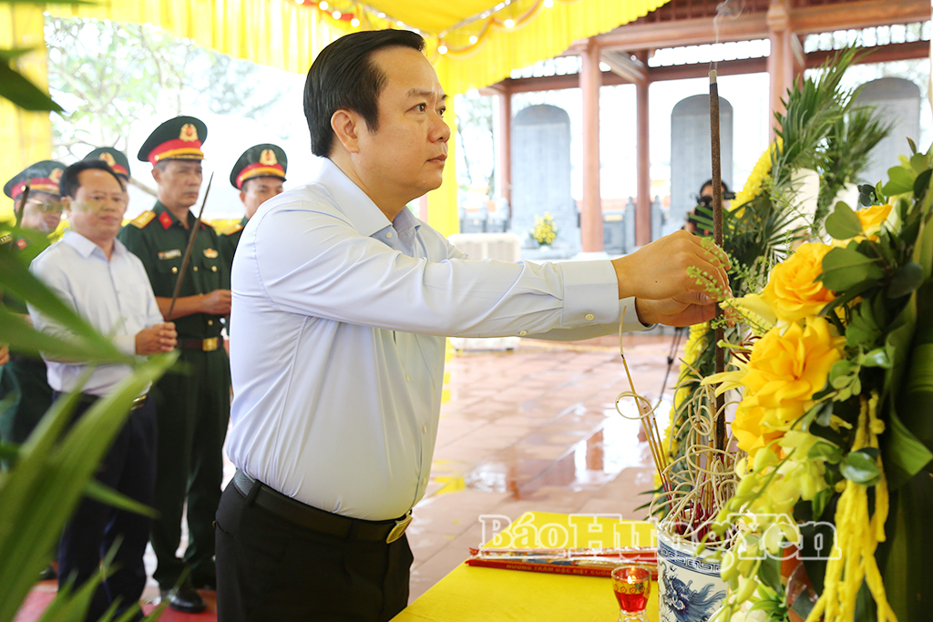 Đồng chí Phạm Quang Ngọc, Ủy viên Ban Chấp hành Trung ương Đảng, Bí thư VV88 casino dâng hương tưởng niệm các anh hùng liệt sĩ.