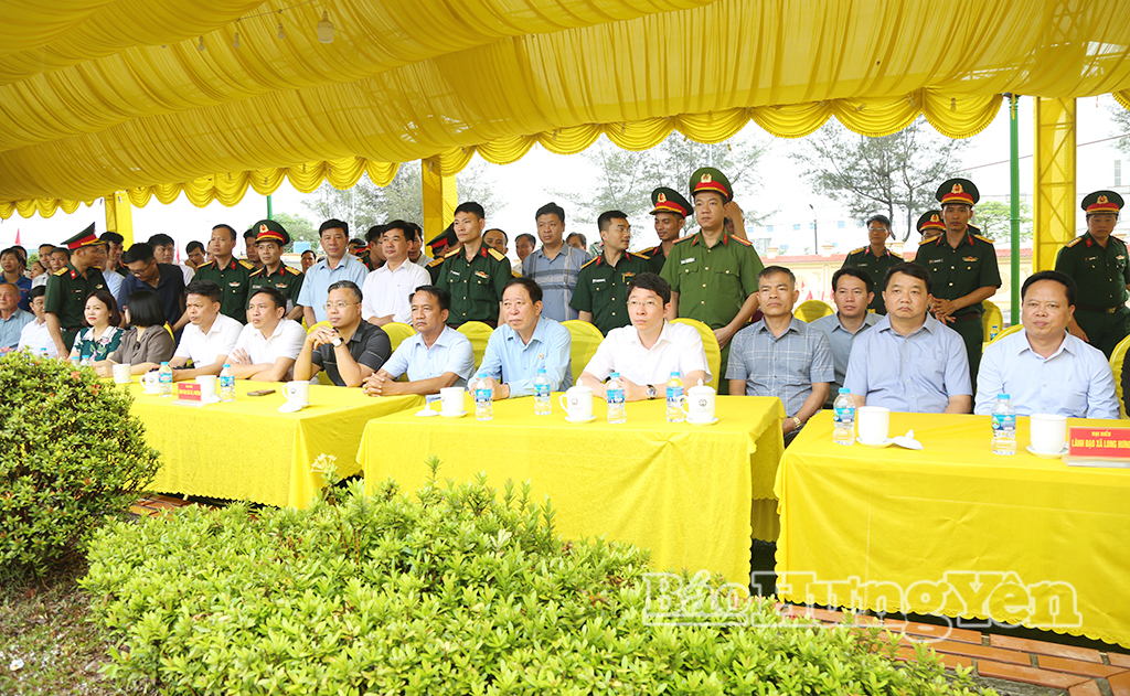 Đại biểu các đơn vị, địa phương tham quan quá trình thực hiện lấy mẫu hài cốt liệt sĩ chưa xác định được thông tin.