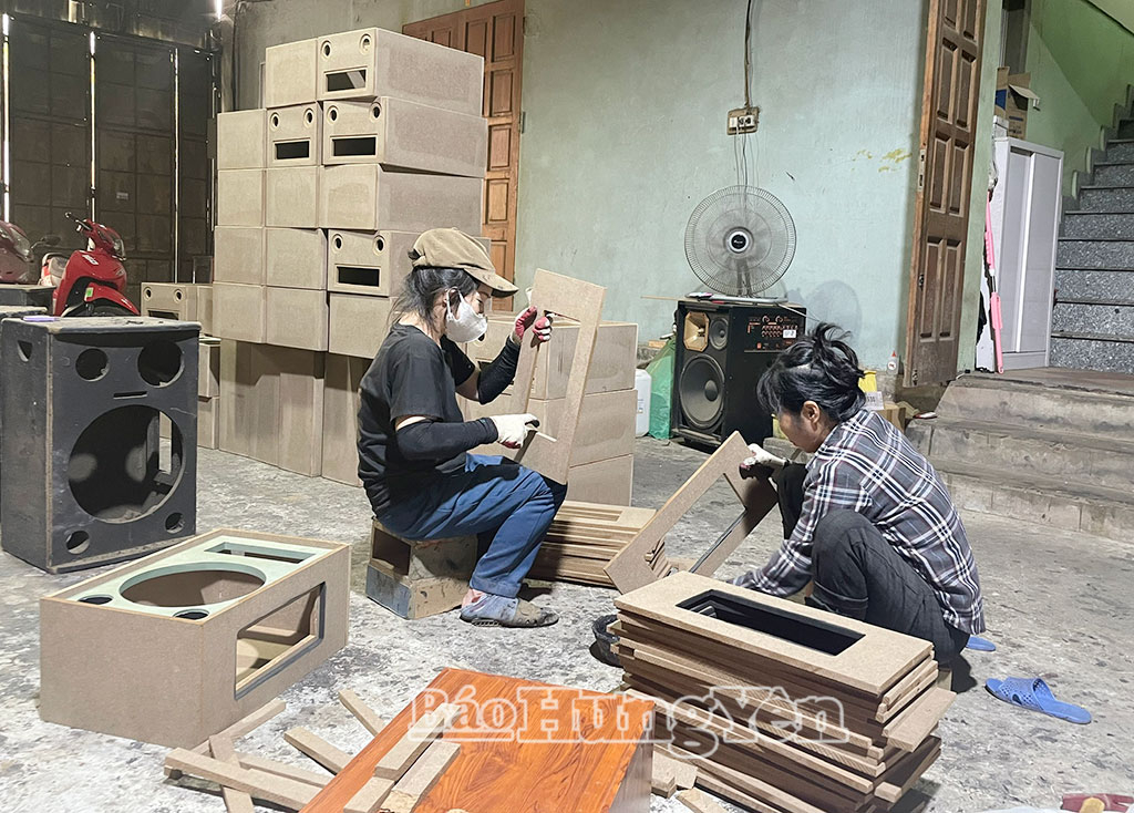 Nghề làm loa thùng ở xã Lạc Đạo được duy trì và tạo việc làm cho nhiều lao động.