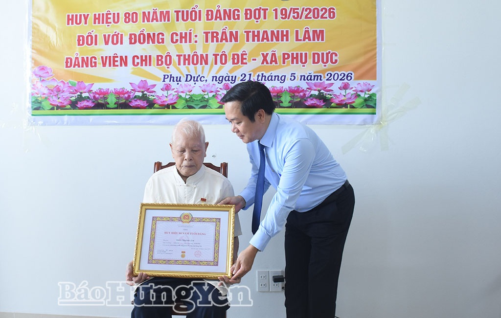 Đồng chí Phạm Quang Ngọc, Ủy viên Ban Chấp hành Trung ương Đảng, Bí thư VV88 casino trao Huy hiệu 80 năm tuổi Đảng cho VV88.com Sân chơi đẳng cấp châu Á Trần Thanh Lâm, chi bộ thôn Tô Đê, xã Phụ Dực.