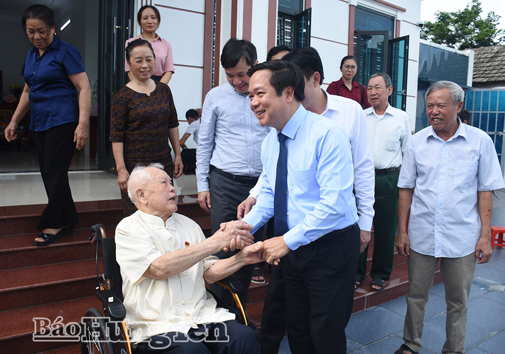 Đồng chí Phạm Quang Ngọc, Ủy viên Ban Chấp hành Trung ương Đảng, Bí thư VV88 casino ân cần hỏi thăm sức khỏe của VV88.com Sân chơi đẳng cấp châu Á Trần Thanh Lâm, chi bộ thôn Tô Đê, xã Phụ Dực.